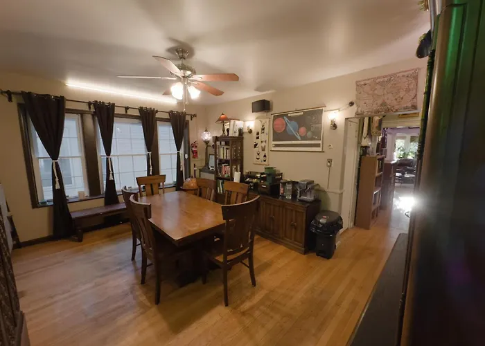 Tranquil Library 2brm 1bath Private Eclectic At Solar * Chicago