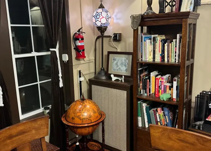 Tranquil Library 2brm 1bath Private Eclectic At Solar