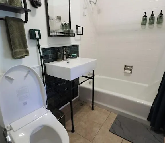 Tranquil Library 2brm 1bath Private Eclectic At Solar Chicago